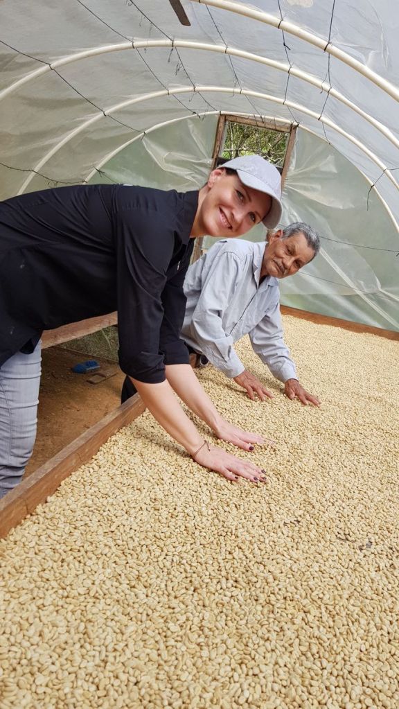 Katharina zu Besuch in Honduras bei Dona Victoria Kaffee