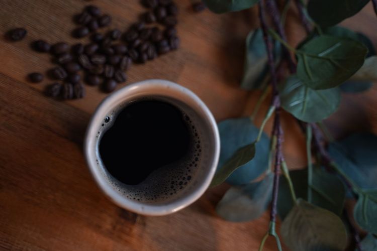Eine Keramiktasse mit schwarzem Kaffee