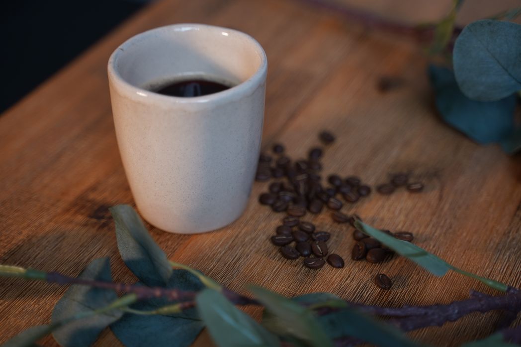 Schwarzer Kaffee und geröstete Kaffeebohnen