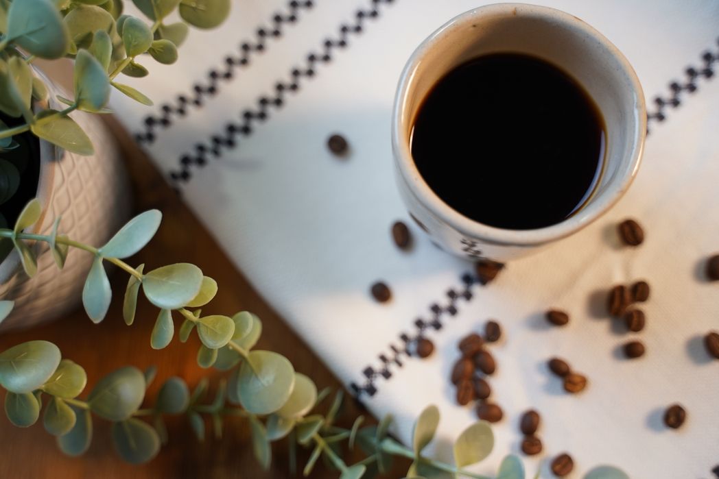 Filterkaffee in einer cremfarbenen Keramiktasse
