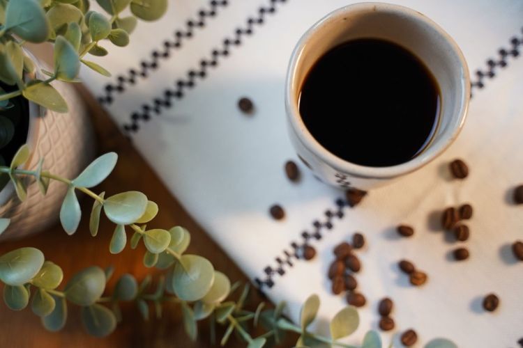 Filterkaffee in einer cremfarbenen Keramiktasse