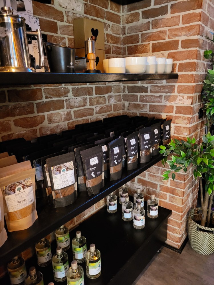 Produktregal in der Altstadt Rösterei Köln