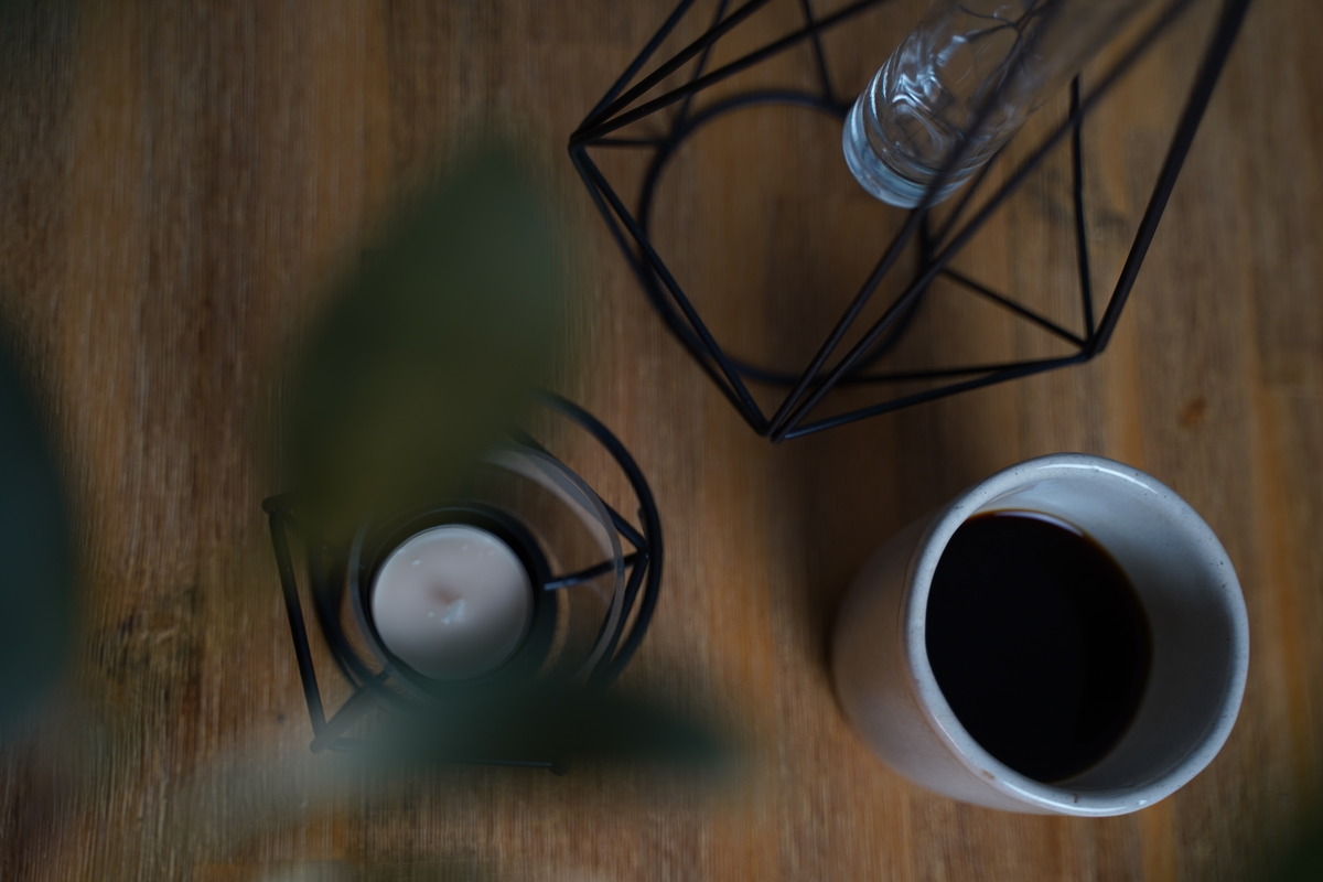 Schwarzer Kaffee auf Holztisch mit Deko